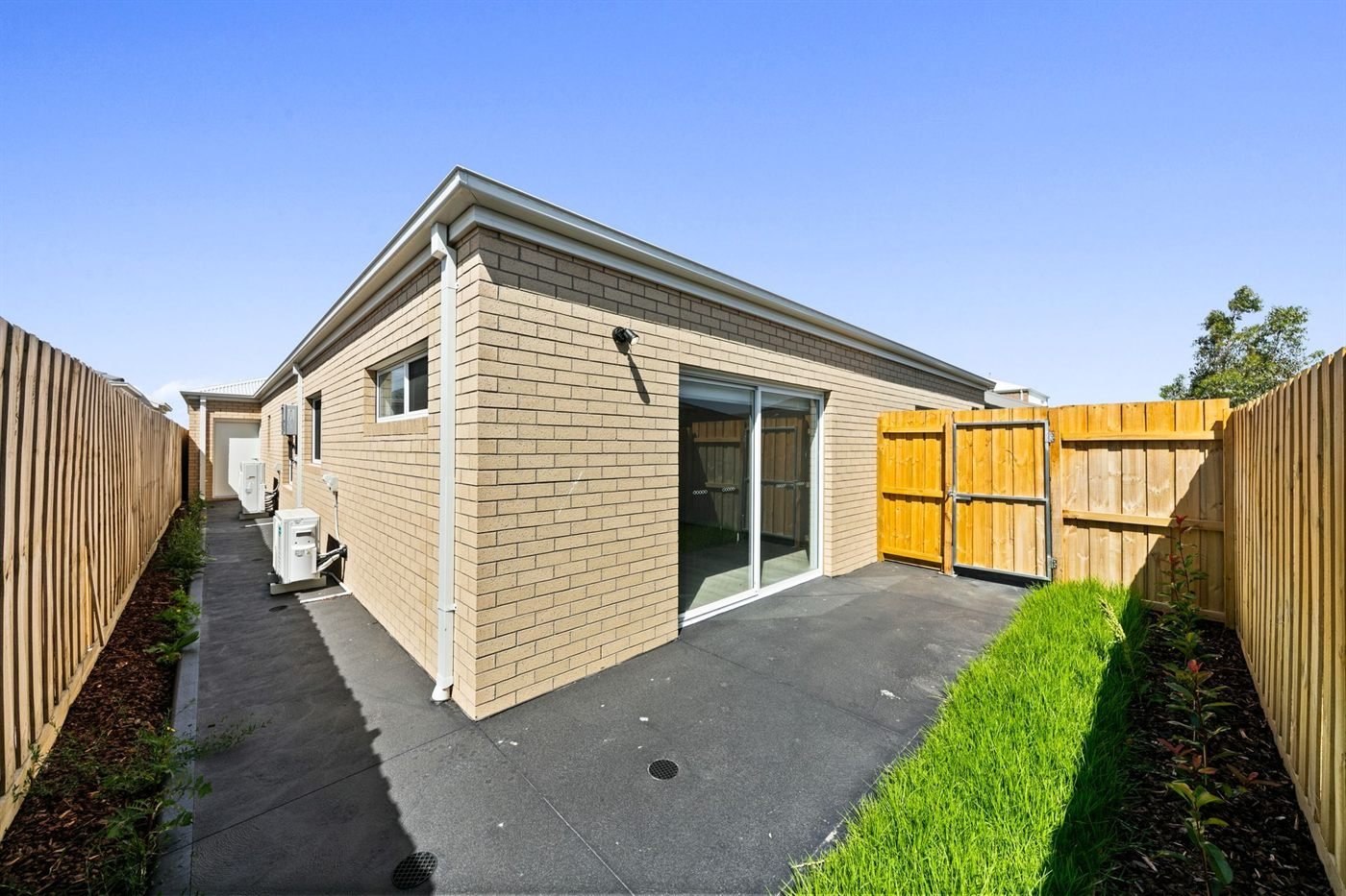 100 Barracouta Drive, photograph 1.