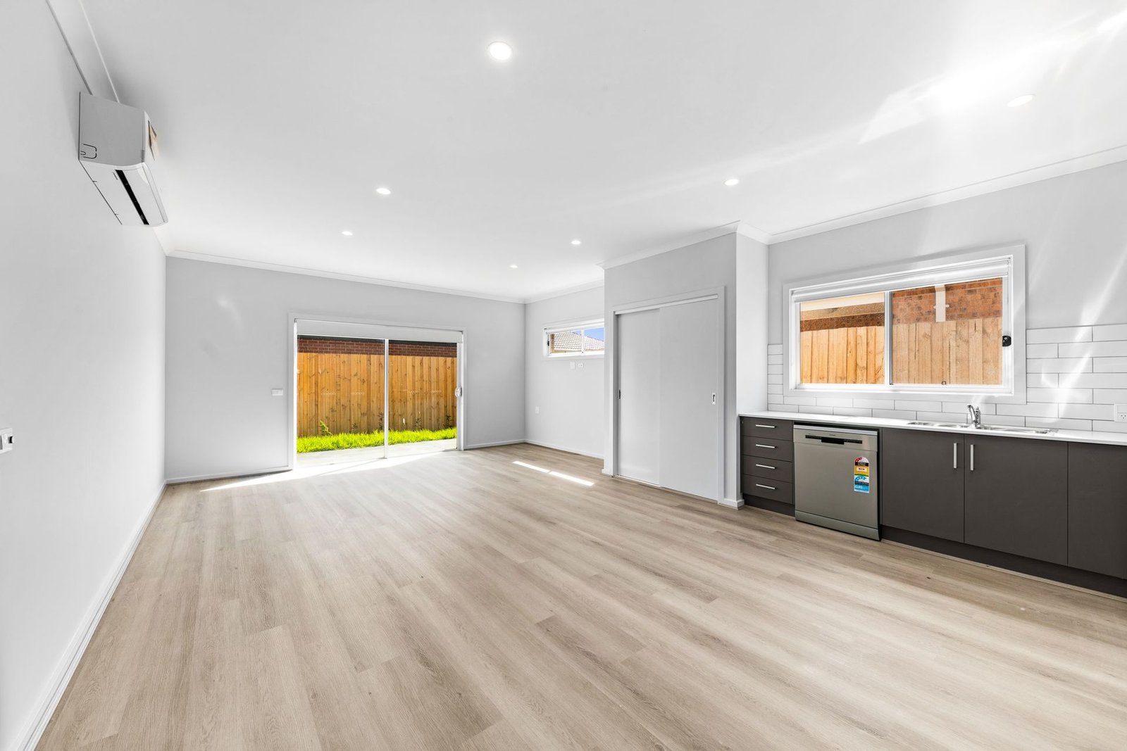 100 Barracouta Drive, photograph 2.