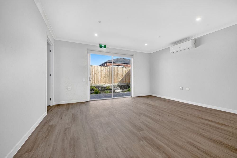 110 Houdini Drive, photograph 2.