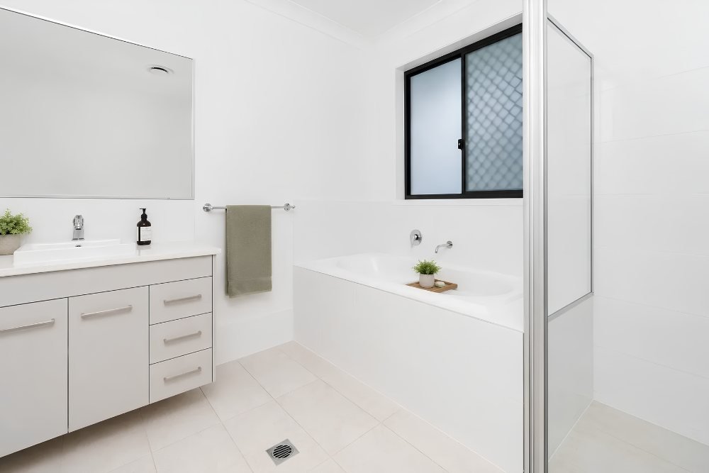 The main bathroom, with a bath and vanity.
