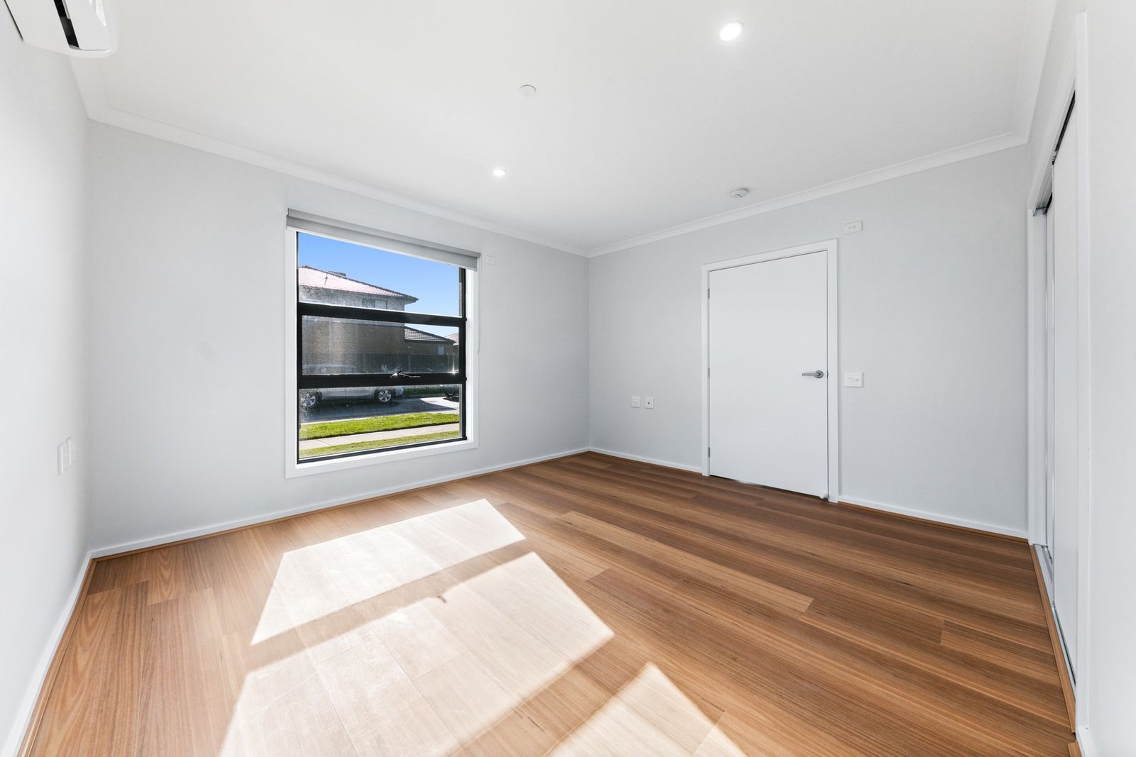 13 Velvet Circuit, photograph 1.