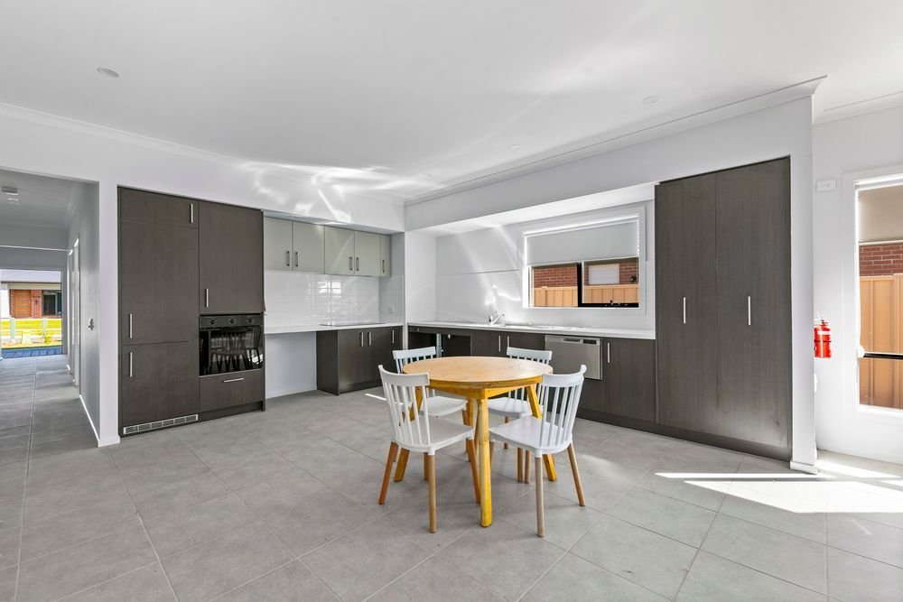 15 Dove Avenue, photograph 2.