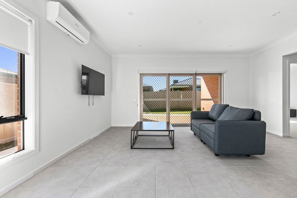 15 Dove Avenue, photograph 6.