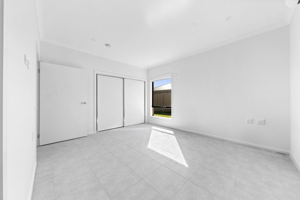 15 Dove Avenue, photograph 10.
