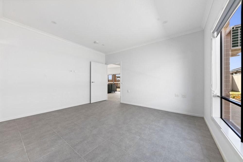 15 Dove Avenue, photograph 11.