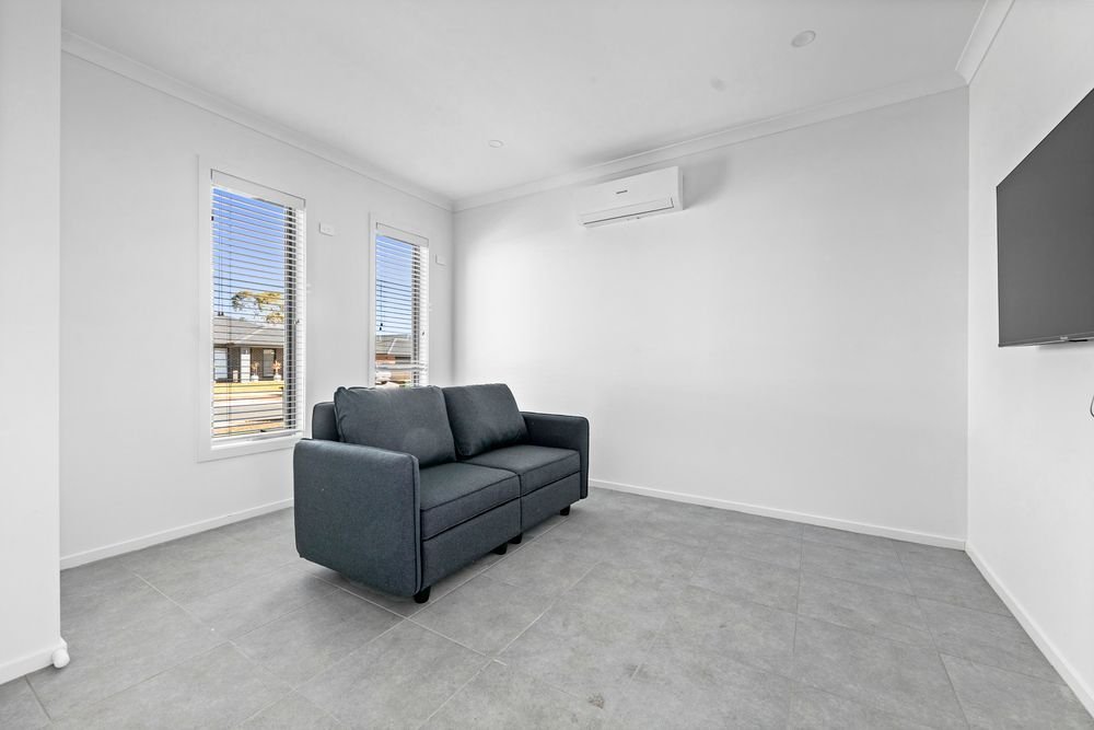 15 Dove Avenue, photograph 12.