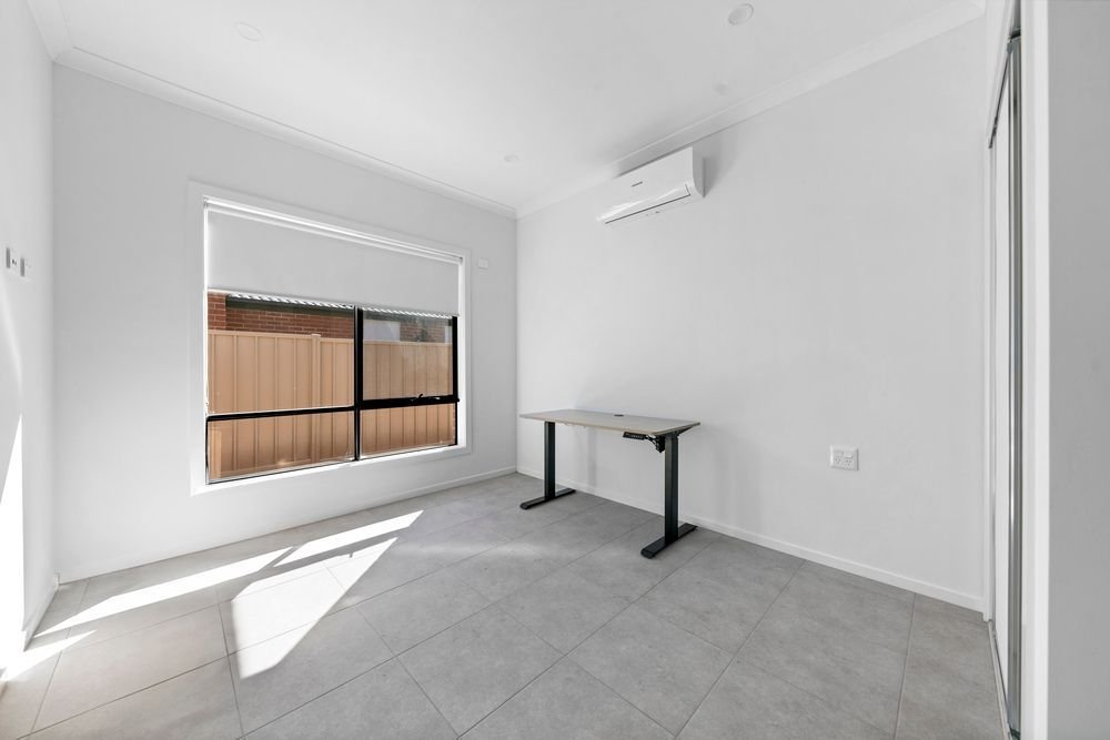 15 Dove Avenue, photograph 13.