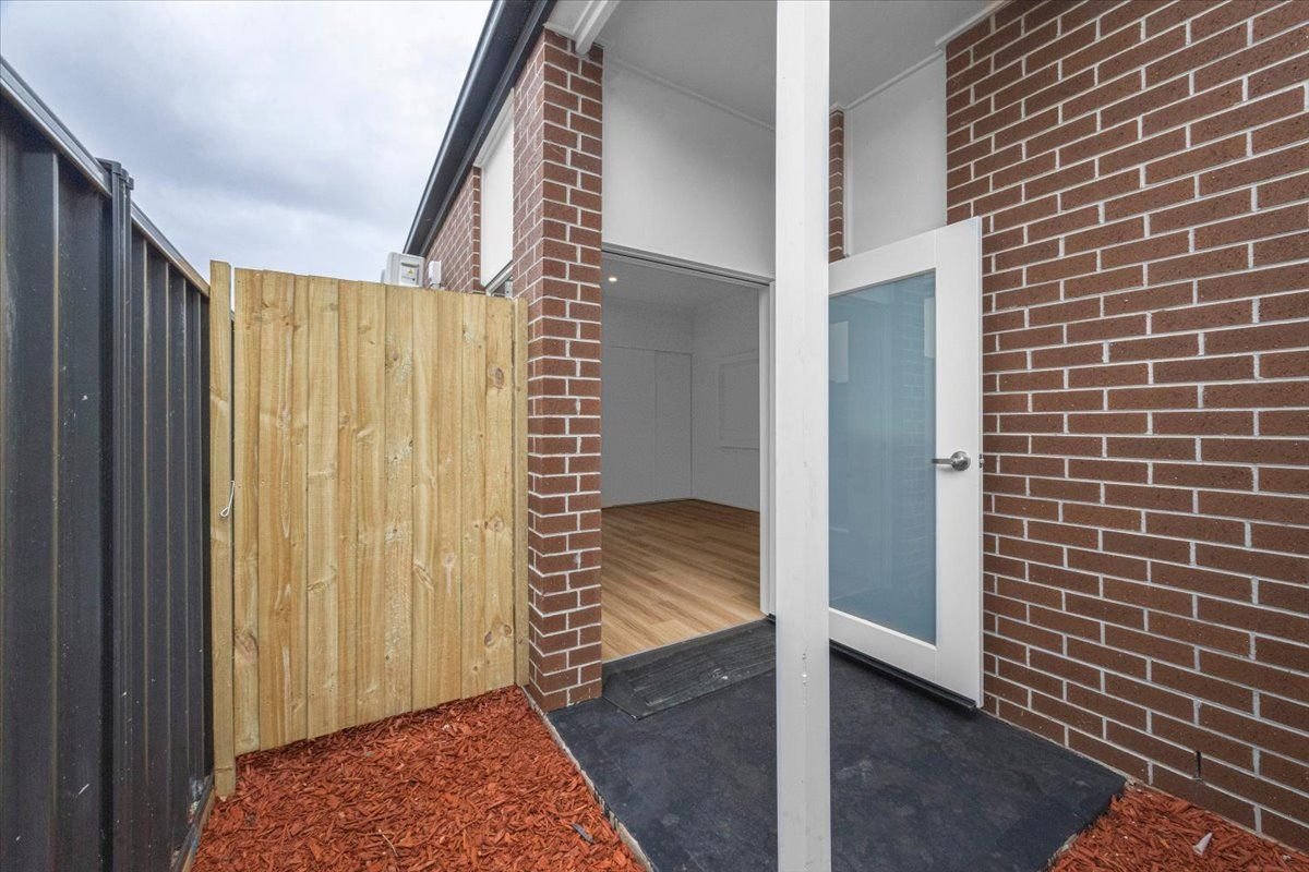 16 Rochford Way, photograph 3.