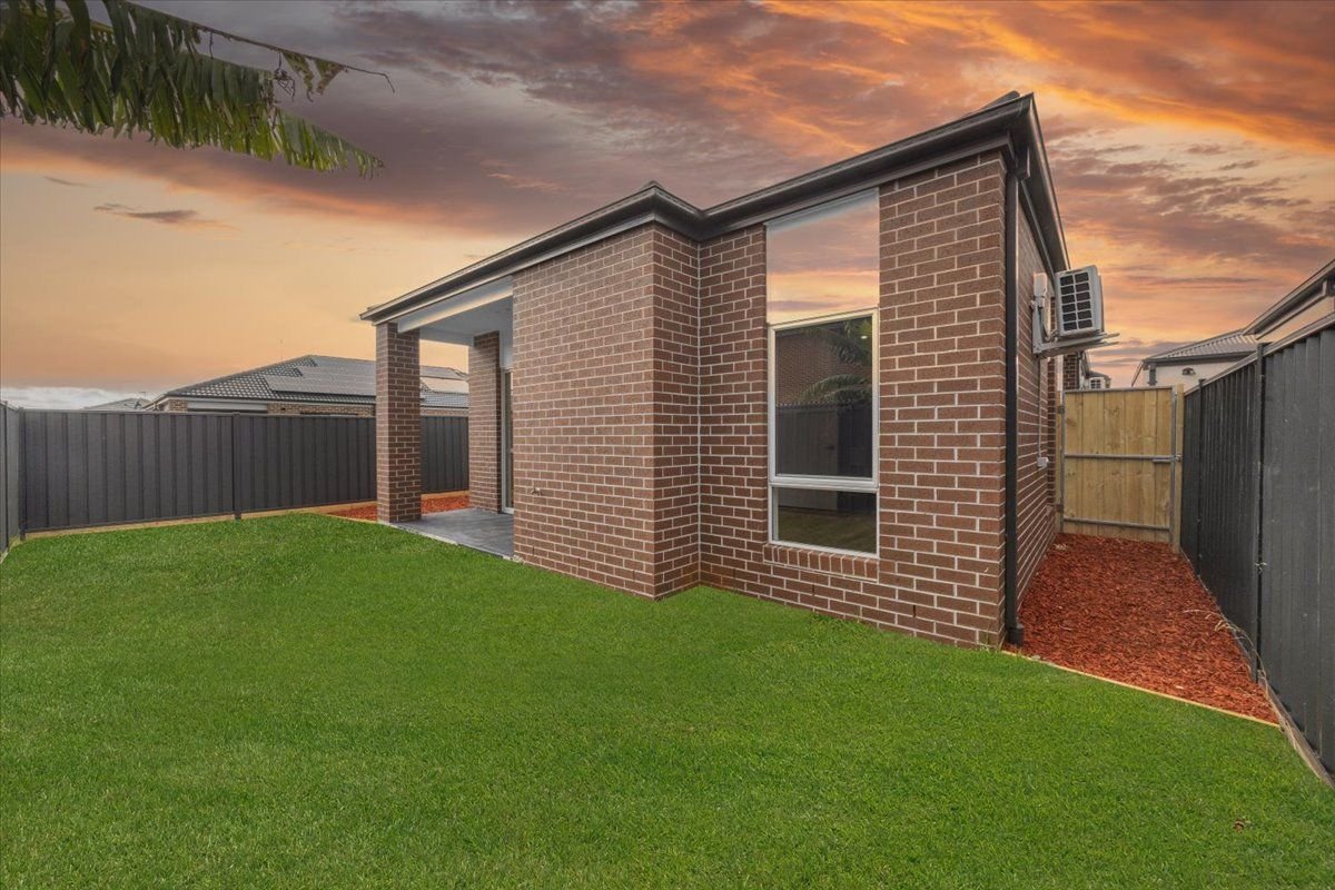 16 Rochford Way, photograph 5.