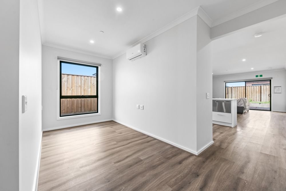 19 Alrose Grove, photograph 1.
