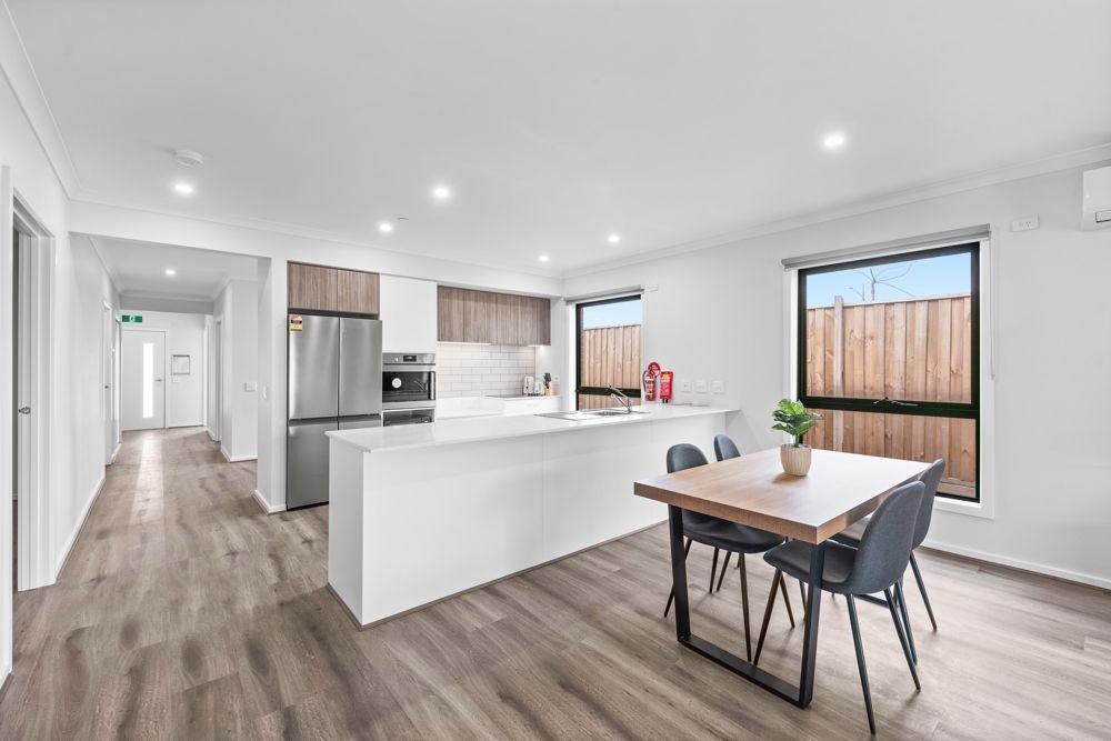19 Alrose Grove, photograph 2.
