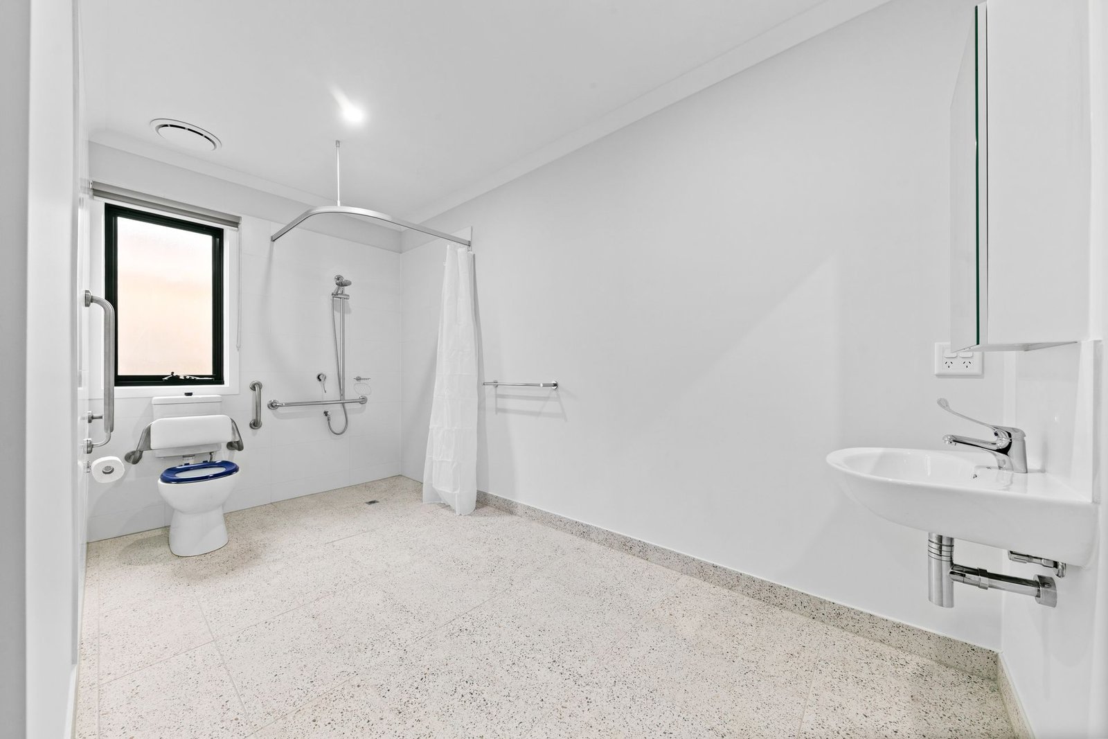 24 Flockhart Street, photograph 5.