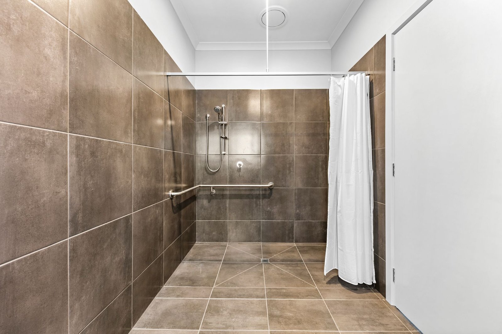 25 Balmore Street, photograph 5.
