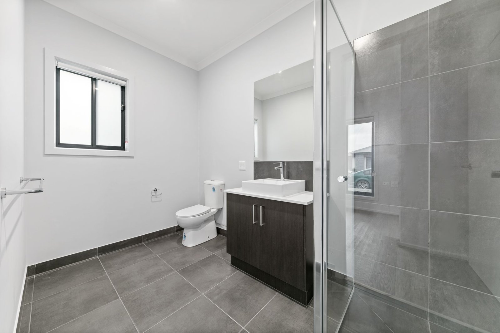 25 Balmore Street, photograph 8.