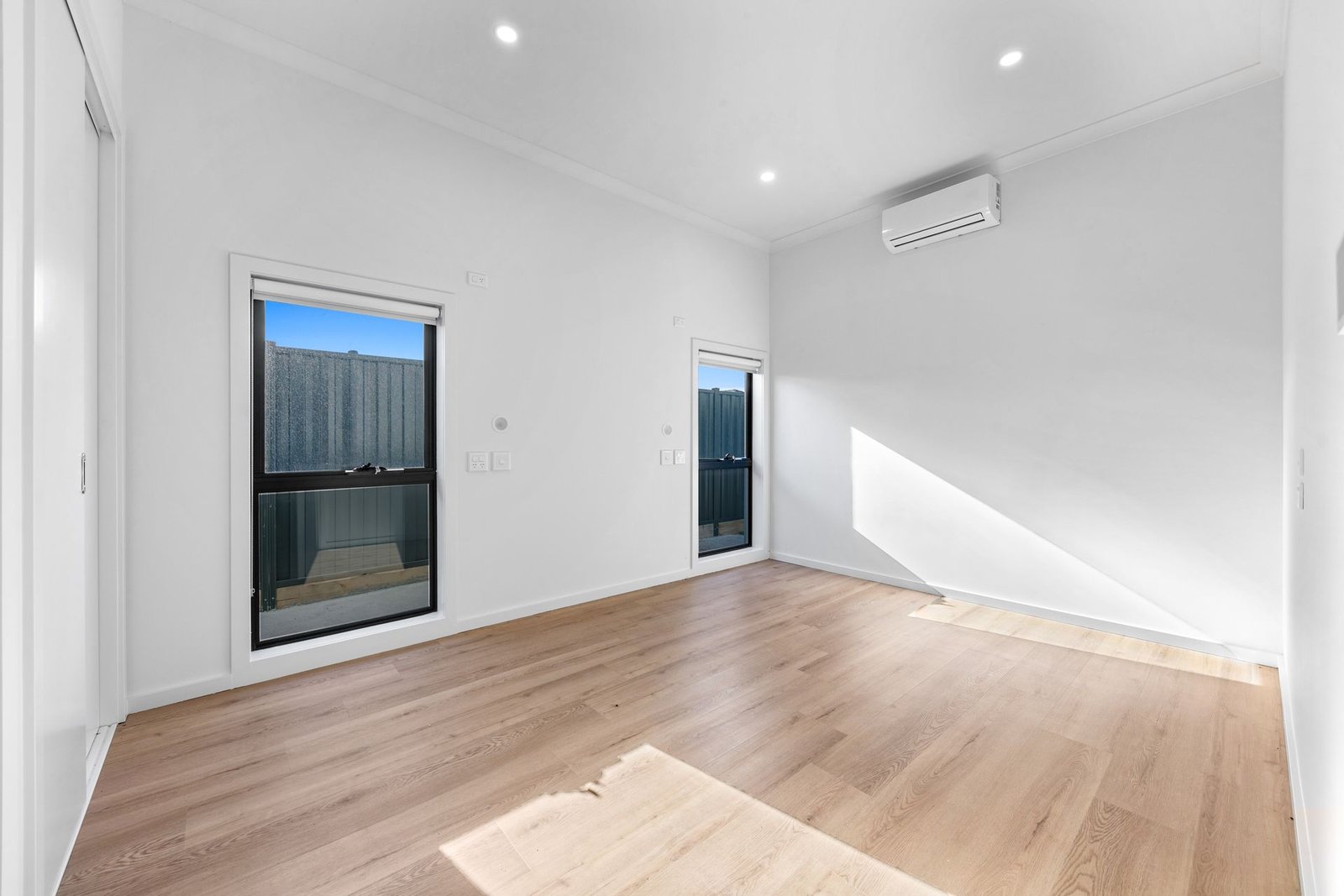 28 Simmental Road, photograph 4.