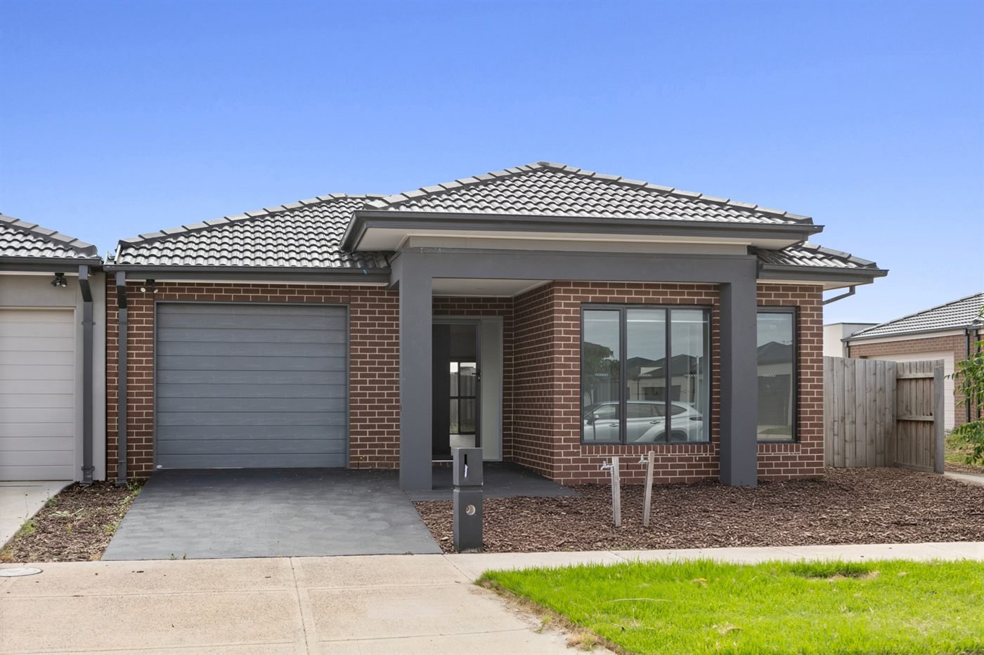 31 Eshal Crescent, photograph 1.