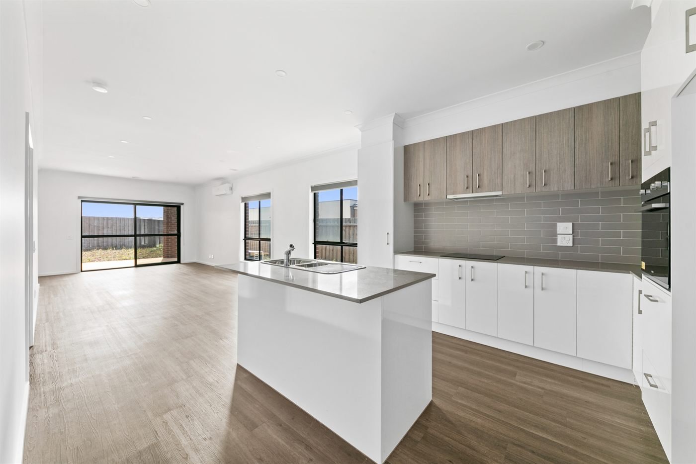 31 Eshal Crescent, photograph 3.