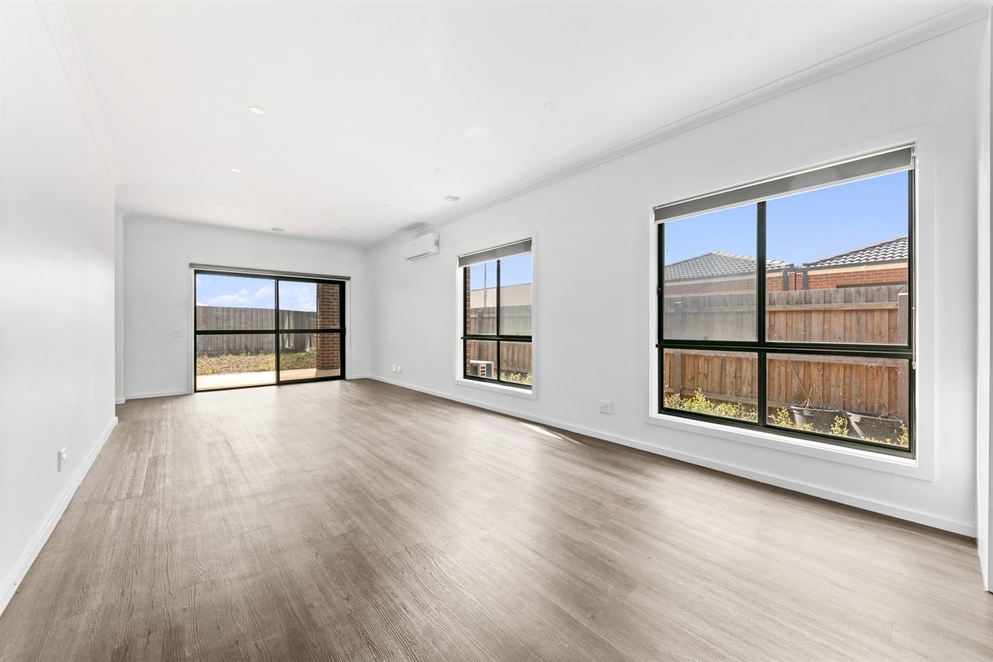 31 Eshal Crescent, photograph 4.