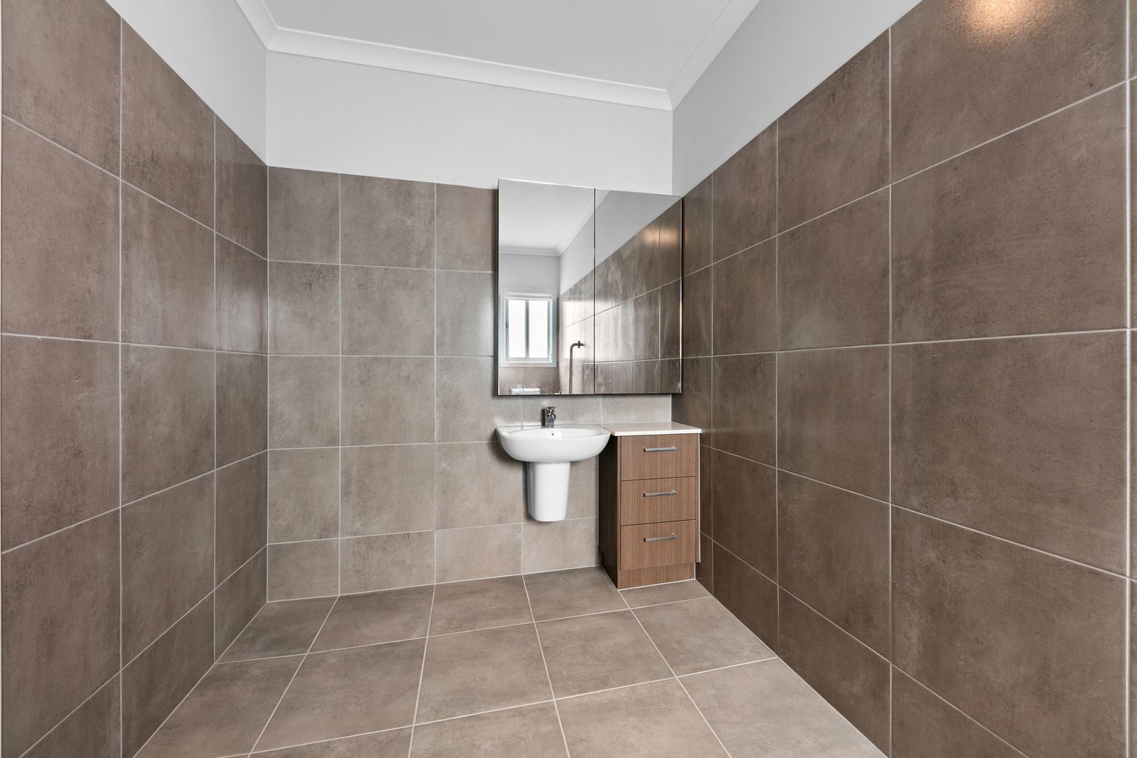 317 Charlemont Road, photograph 7.