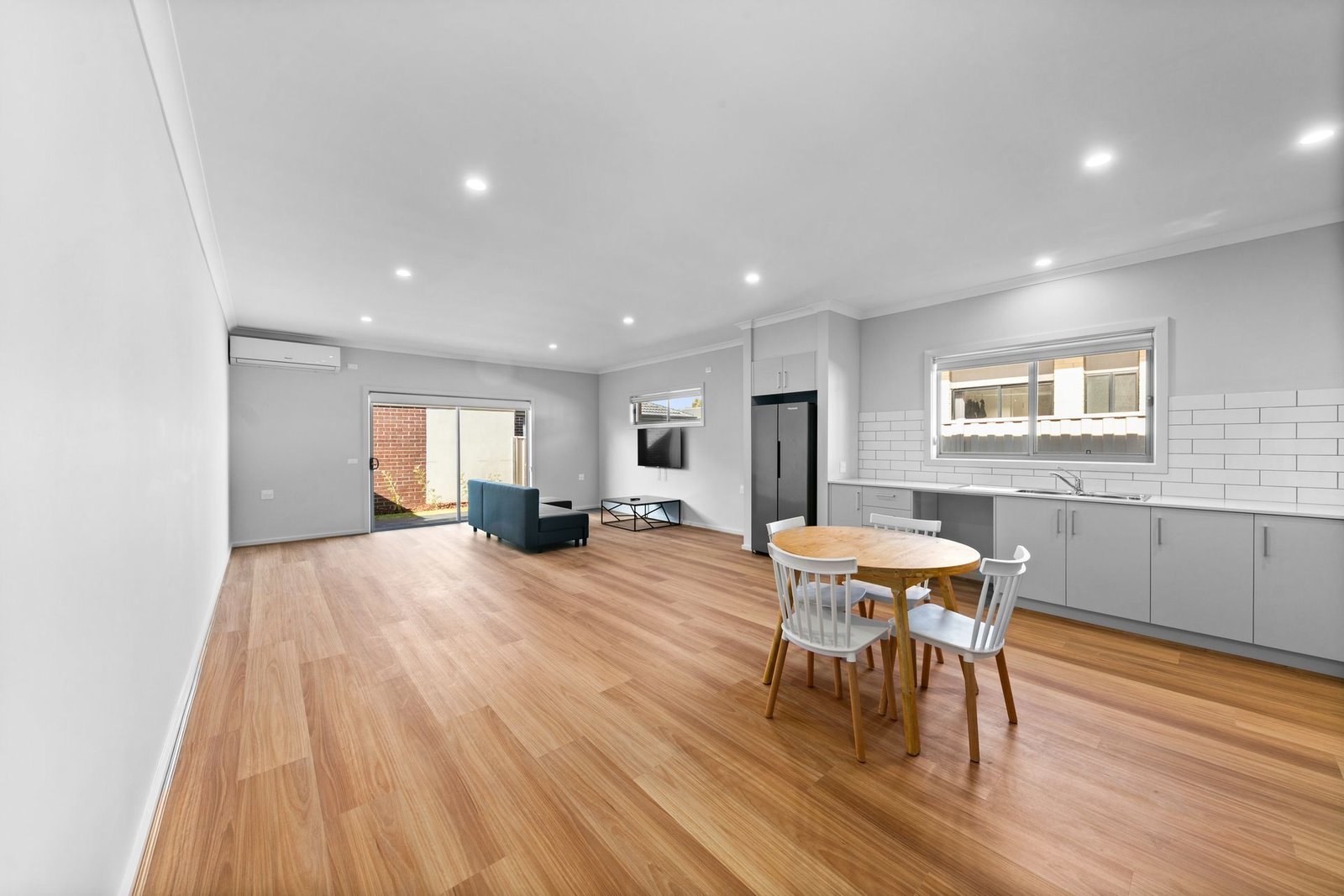 317 Charlemont Road, photograph 8.