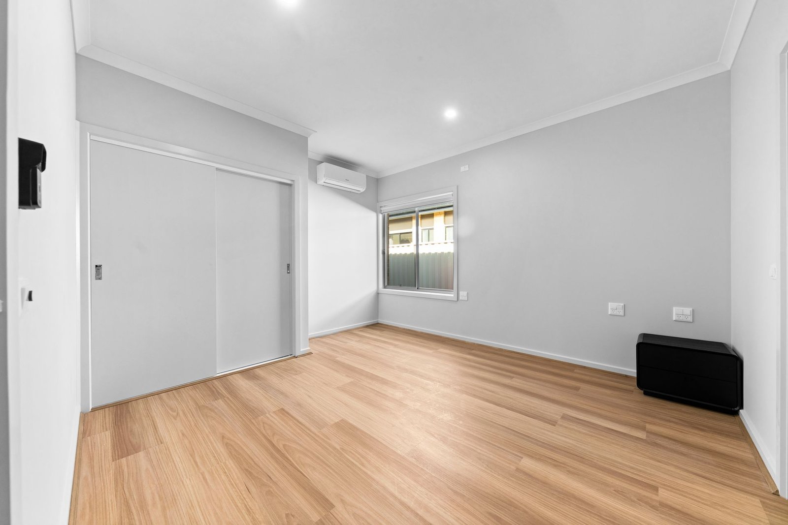 317 Charlemont Road, photograph 11.