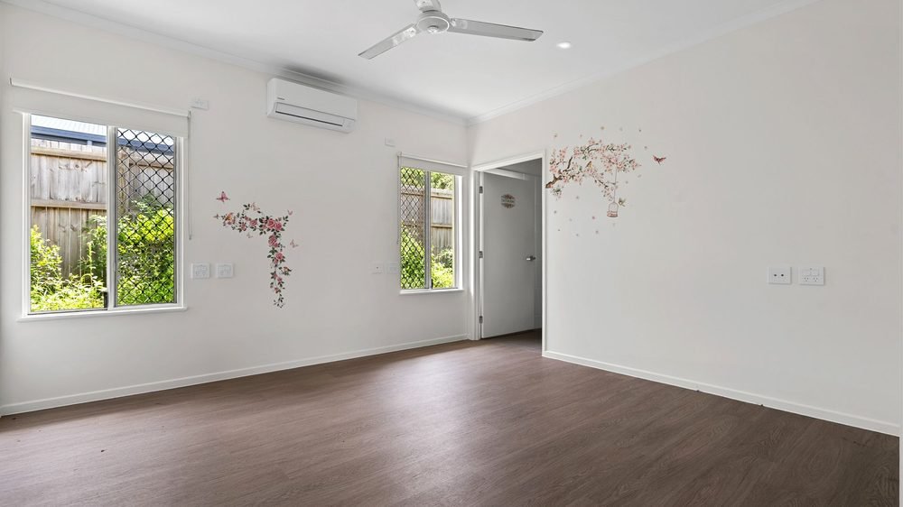 The other participant bedroom, with a built-in wardrobe.