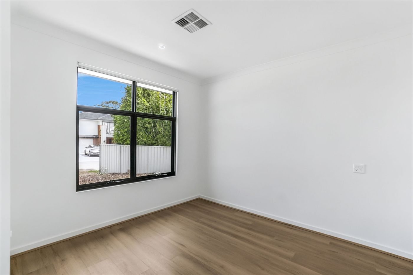 35 Leonard Avenue, photograph 8.