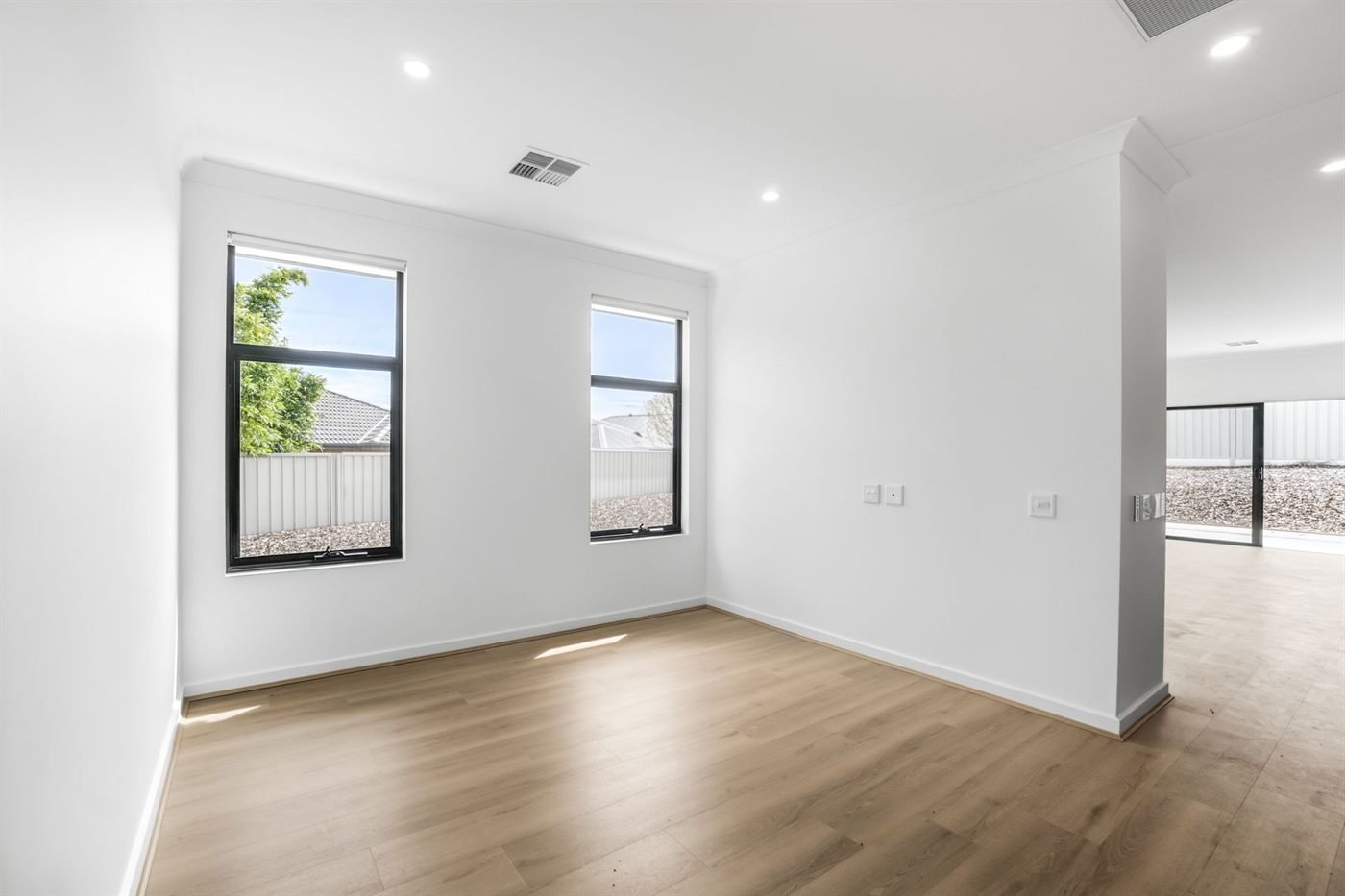 35 Leonard Avenue, photograph 10.
