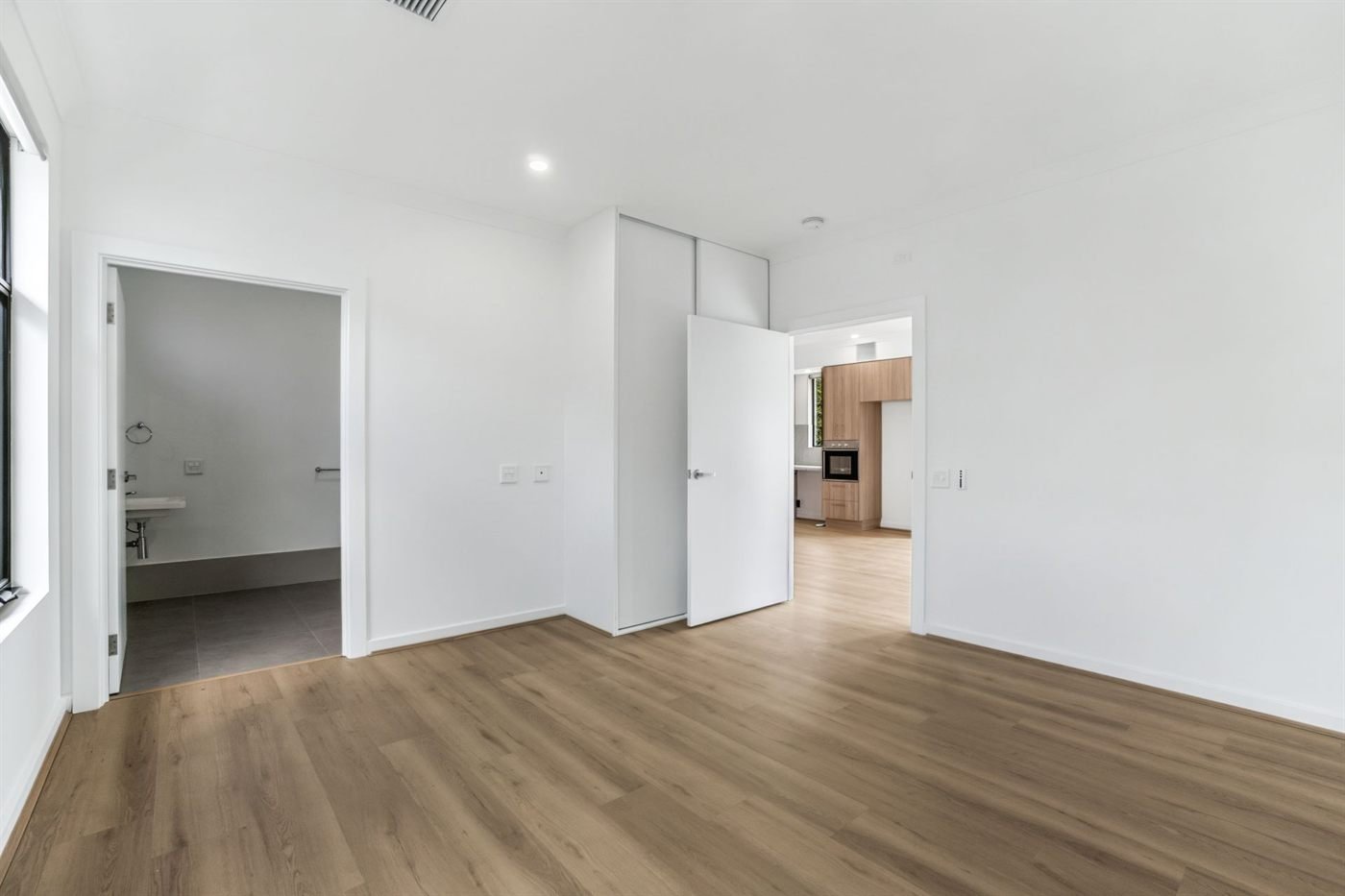 35 Leonard Avenue, photograph 11.