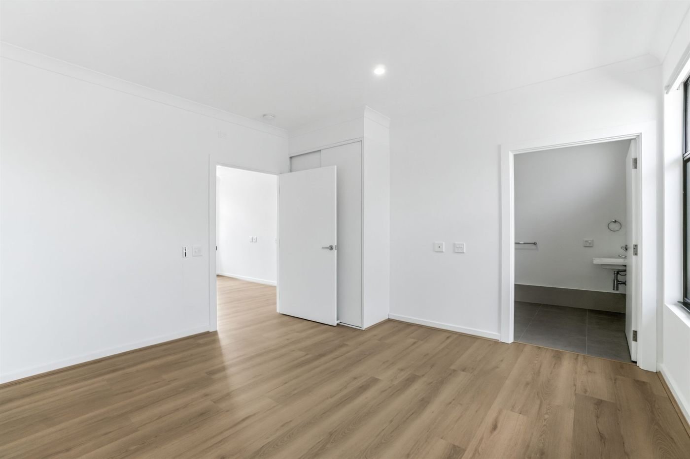 35 Leonard Avenue, photograph 12.