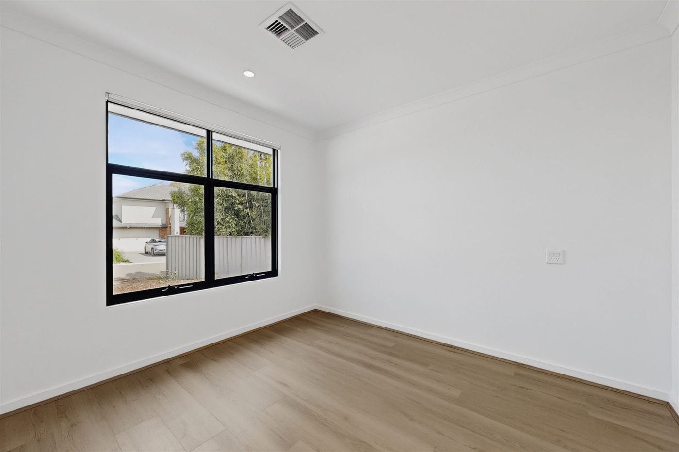 35 Leonard Avenue, photograph 13.