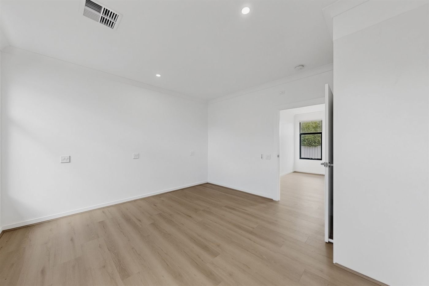 35 Leonard Avenue, photograph 14.
