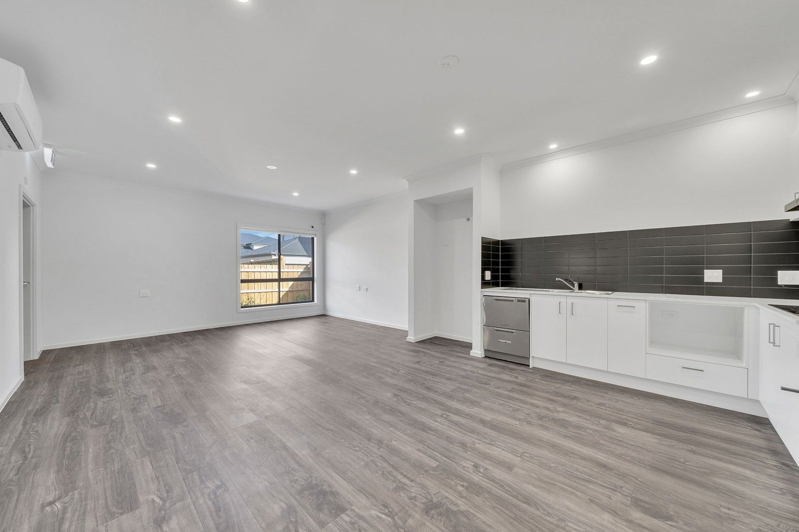 36 Canyon Circuit, photograph 4.