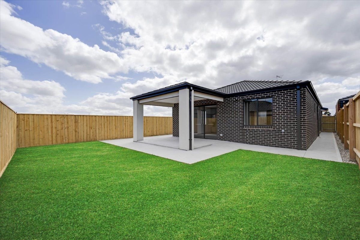 4 Denmead Drive, photograph 1.