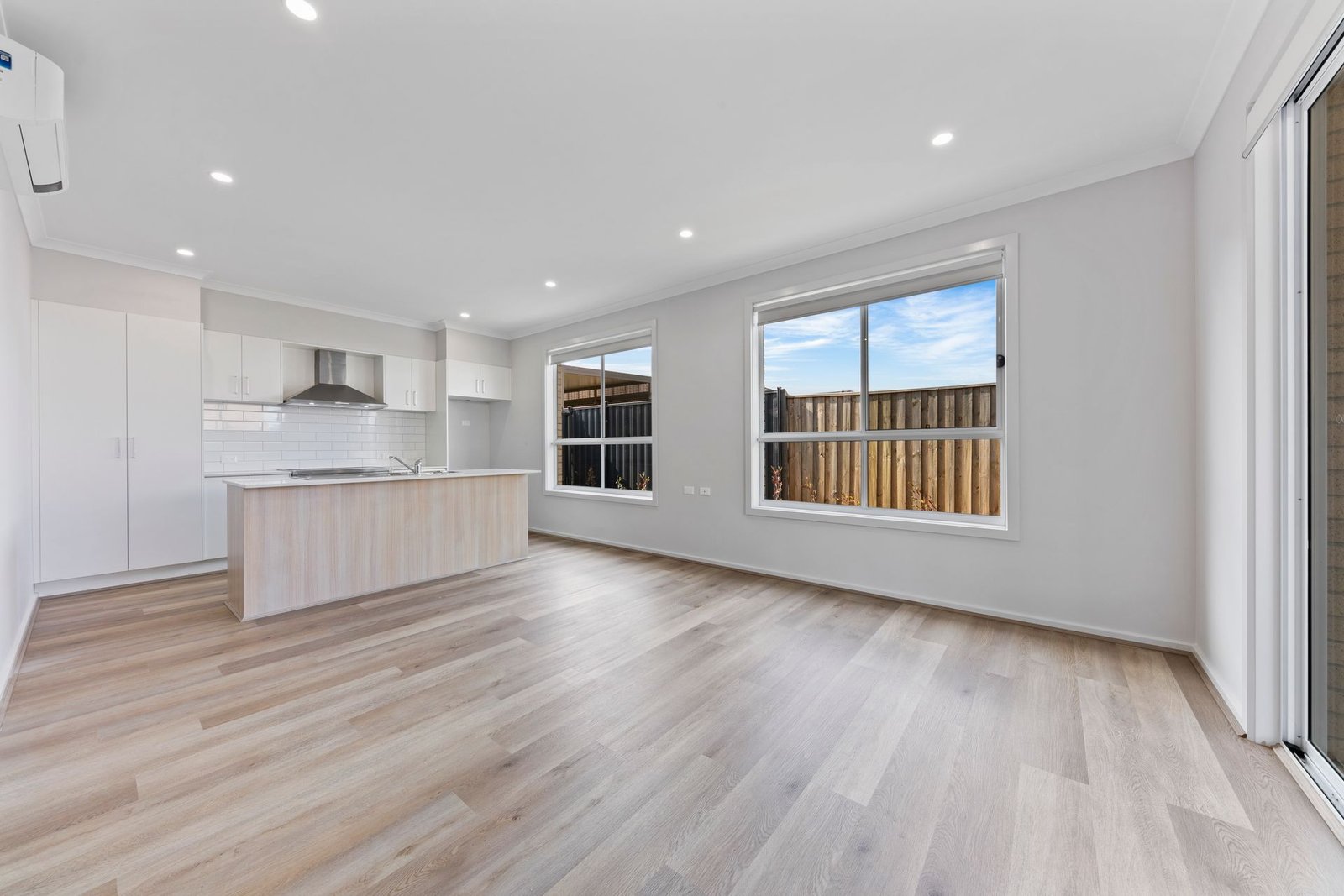 4 Feathertop Avenue, photograph 1.