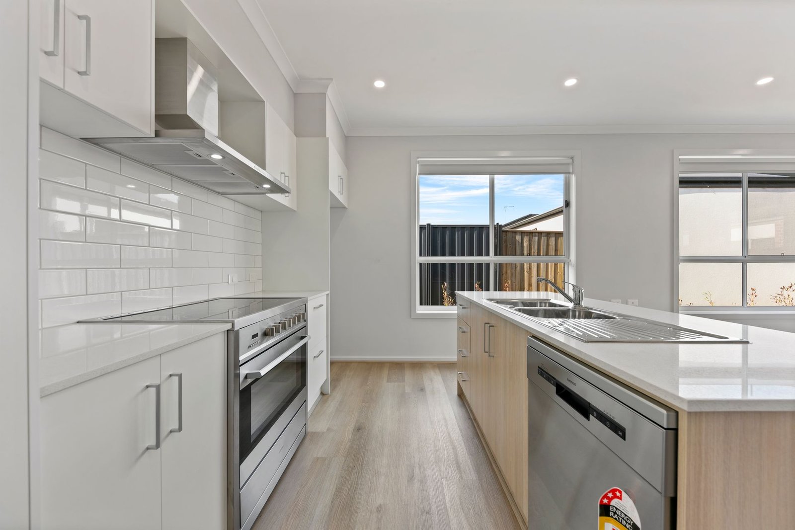 4 Feathertop Avenue, photograph 2.