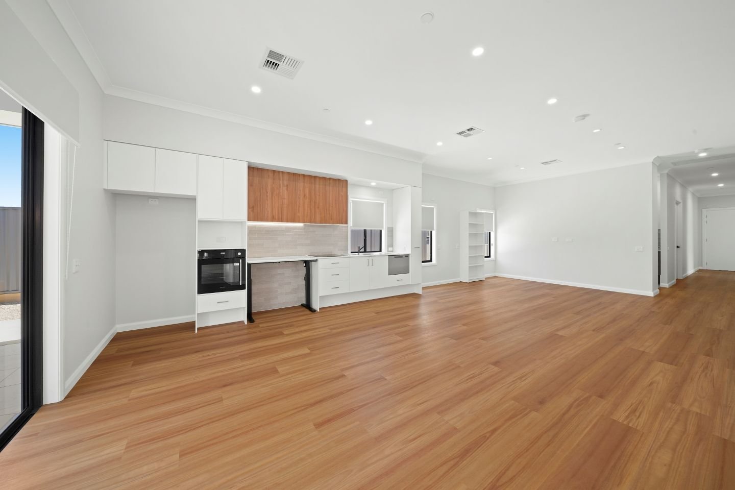 4 Whitlam Street, photograph 2.