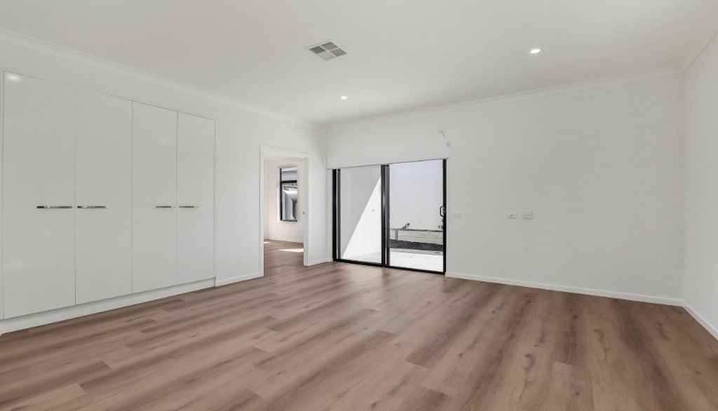 45 Evergreen Drive, photograph 2.