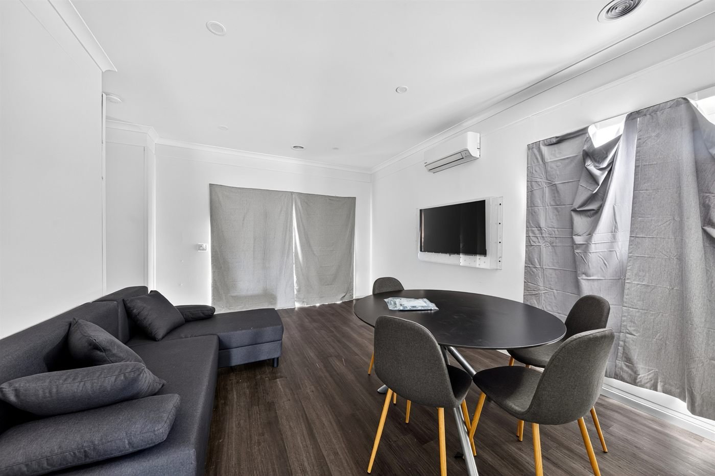 49 Woolspinner Crescent, photograph 1.
