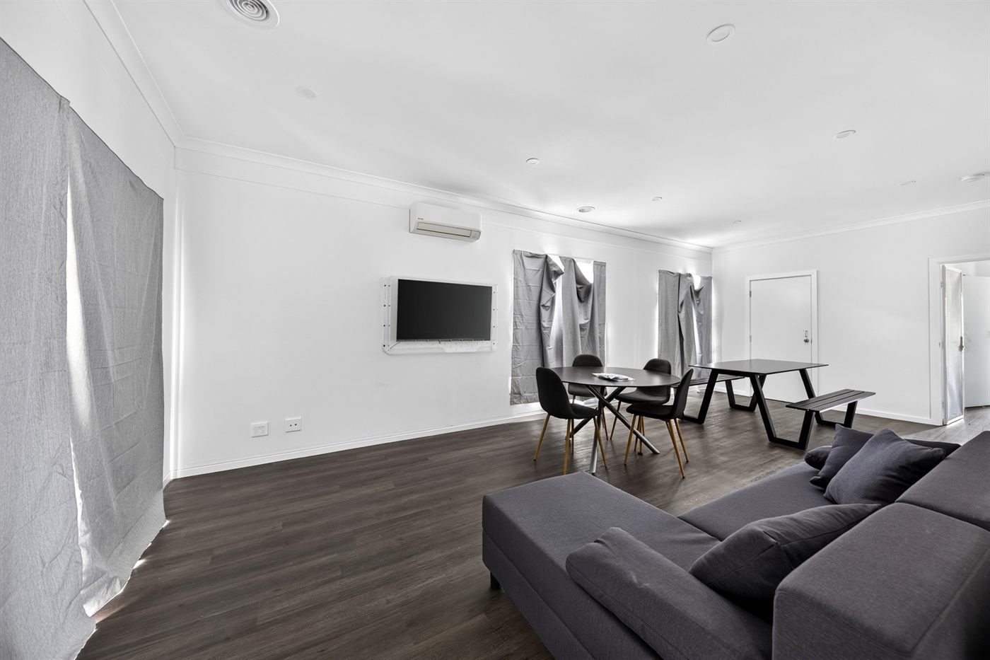 49 Woolspinner Crescent, photograph 2.