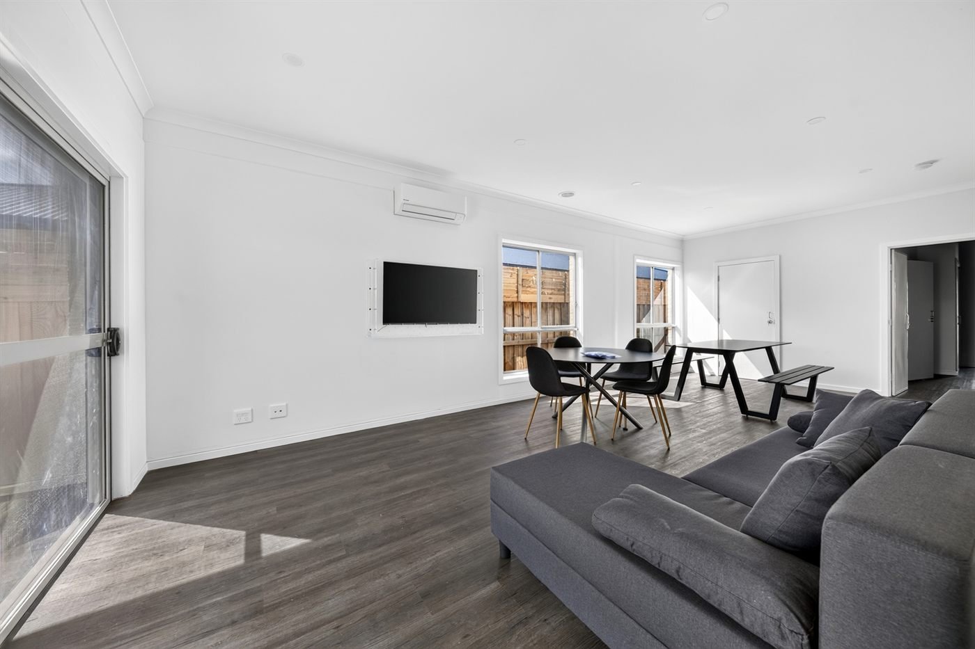 49 Woolspinner Crescent, photograph 3.