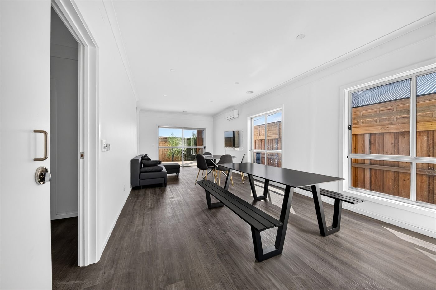 49 Woolspinner Crescent, photograph 4.