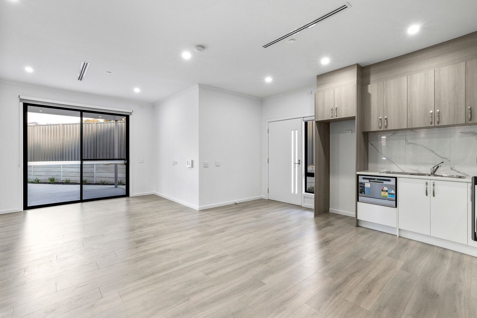 5 Dungey Road, photograph 2.