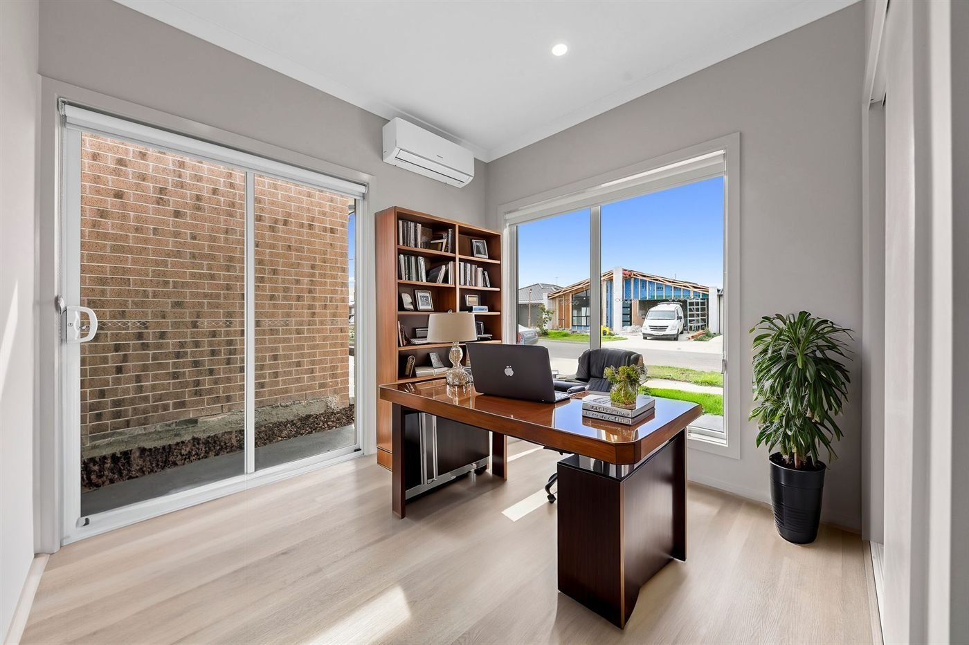 5 Magnolia Crescent, photograph 1.