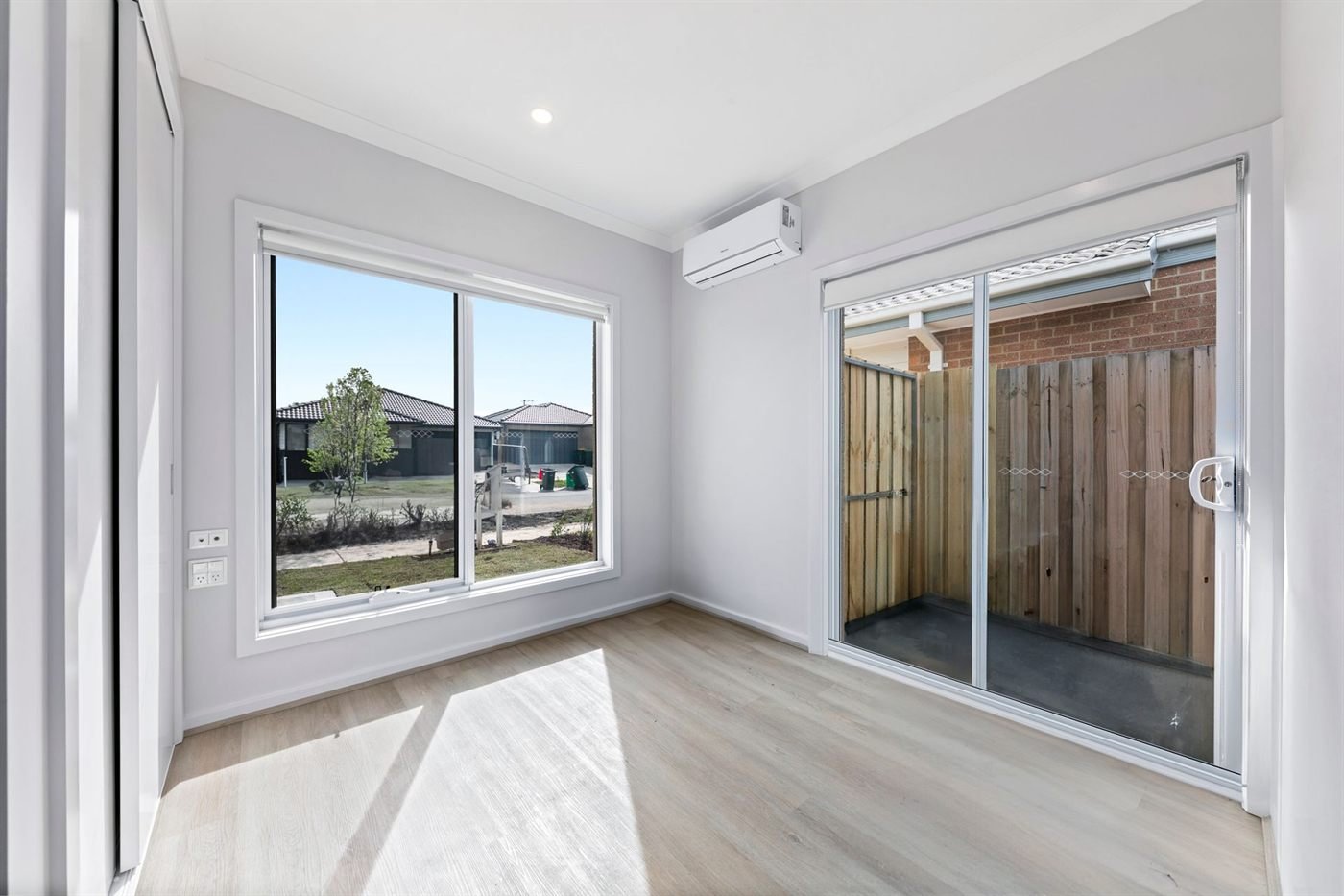 6 Avocet Way, photograph 1.