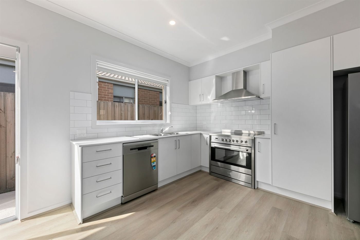 6 Avocet Way, photograph 3.