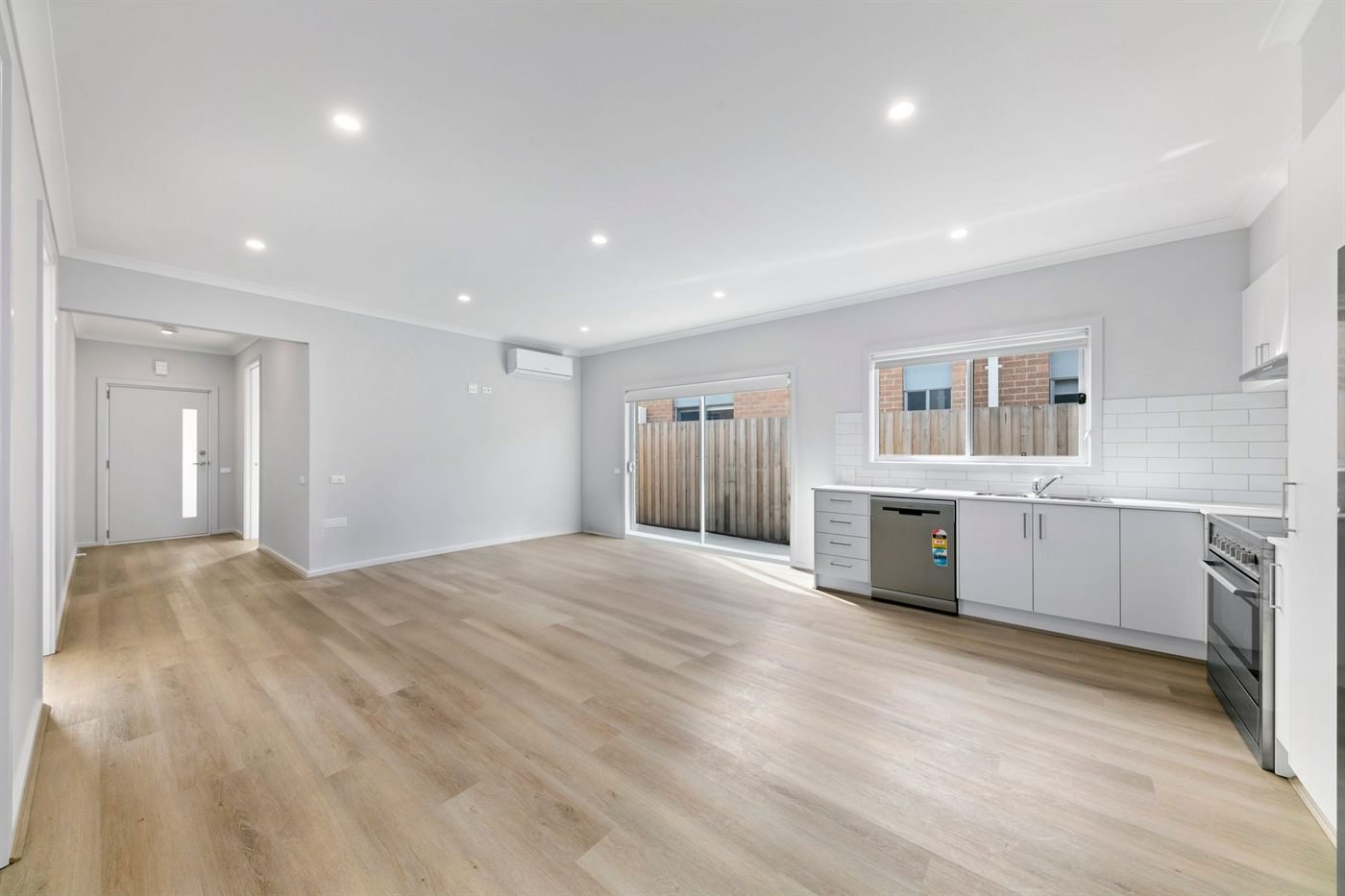 6 Avocet Way, photograph 4.
