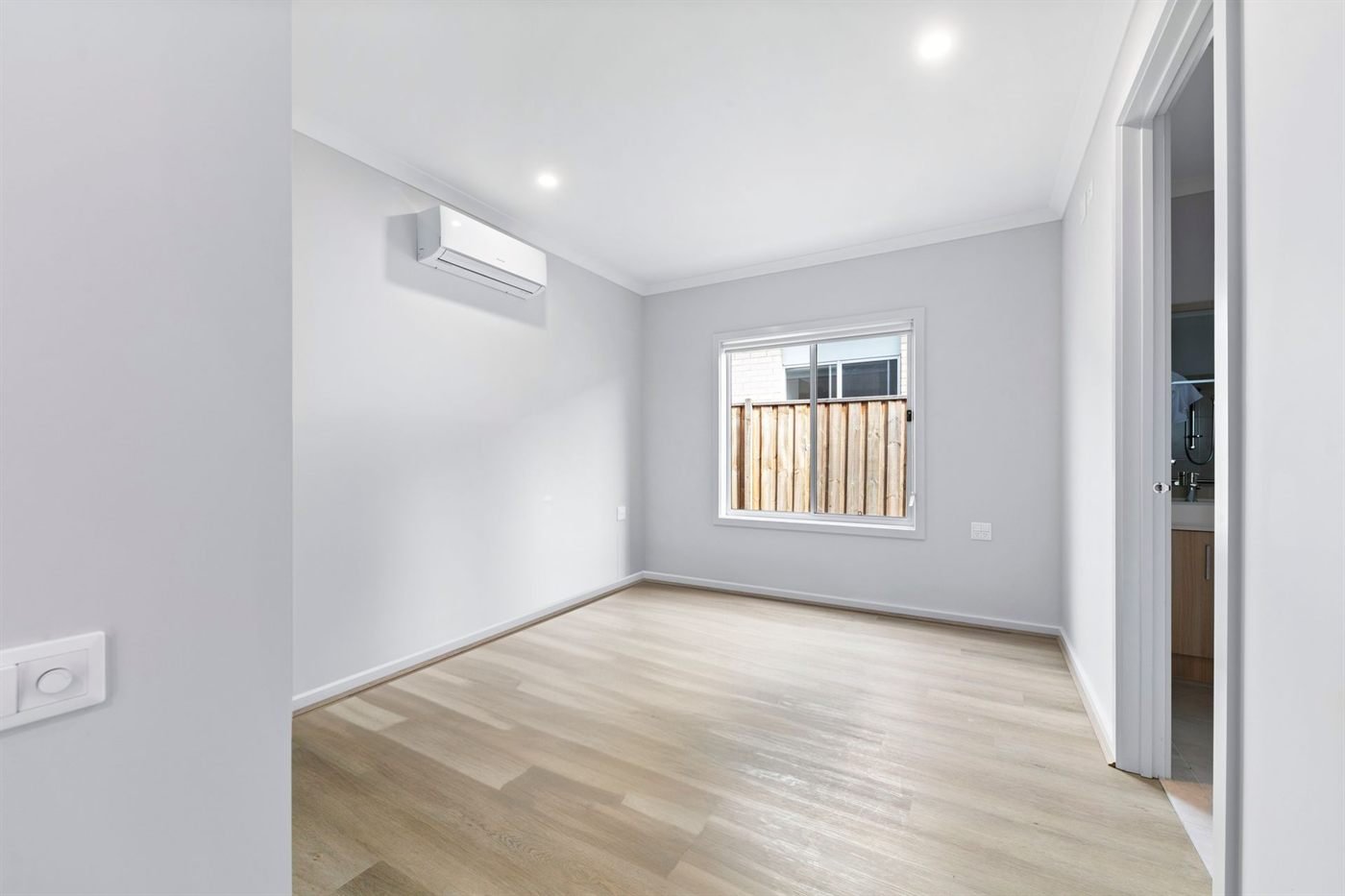 6 Avocet Way, photograph 5.