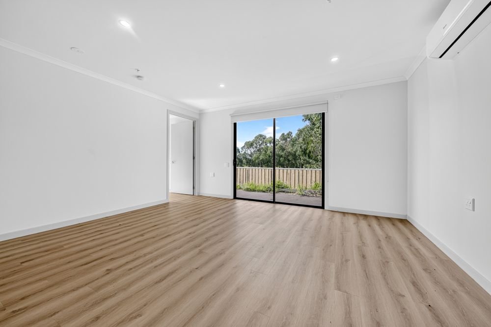 6 Smokebox Court, photograph 1.