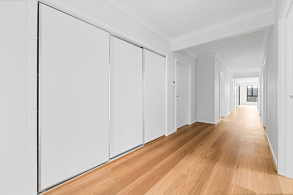 63 Adelong Boulevard, photograph 4.